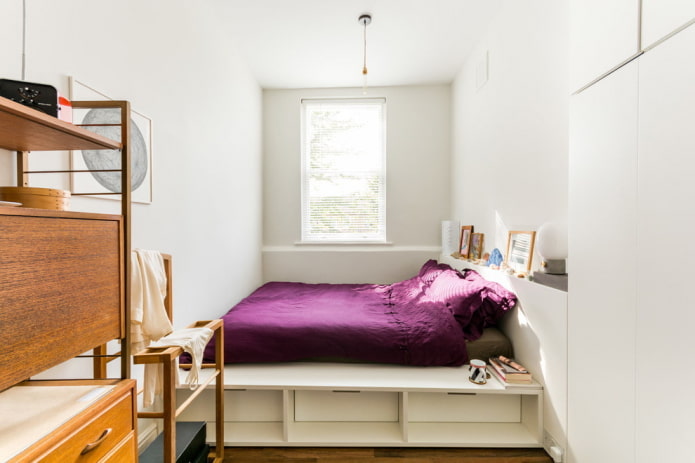 Cama sobre un podio en el interior del dormitorio