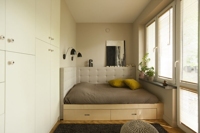 cama con podio en una habitación pequeña