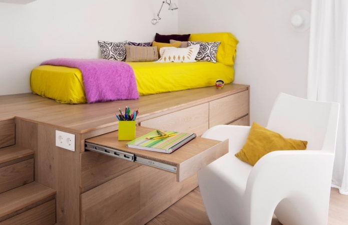 cama podio en una habitación infantil