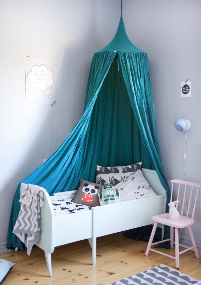corona de dosel con cortinas densas