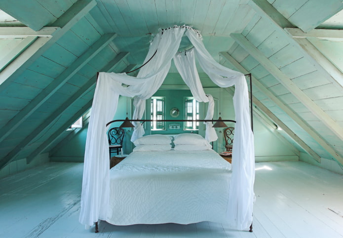 Dormitorio turquesa con dosel