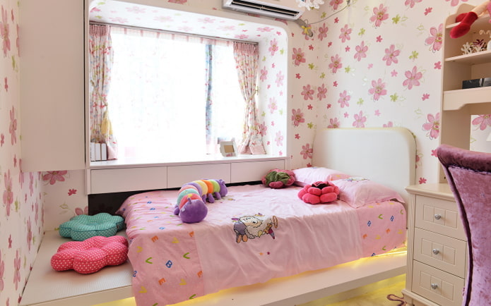 habitación infantil con cama junto a las ventanas