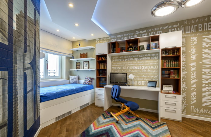 Habitación infantil con cama junto a la ventana