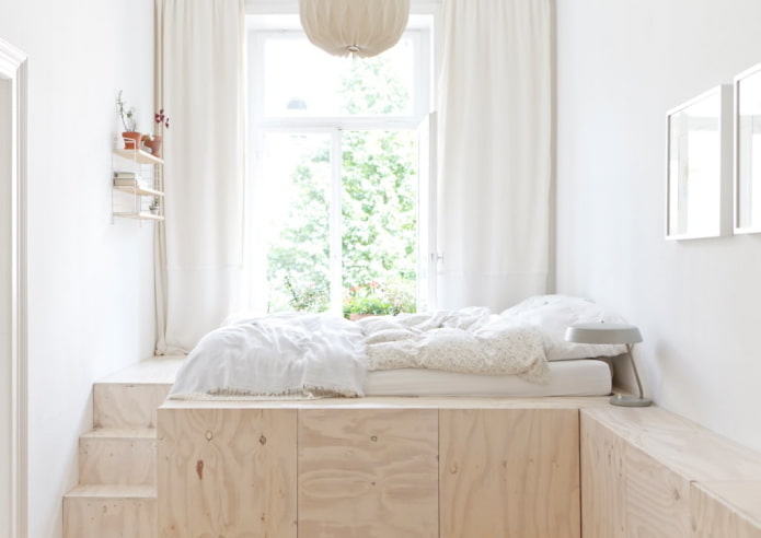 cama en un podio