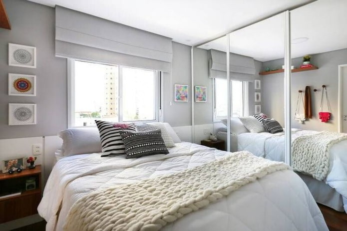 cama y armario con espejo
