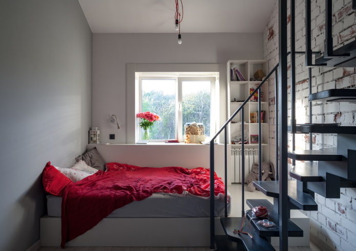 cama en un pequeño apartamento de dos plantas