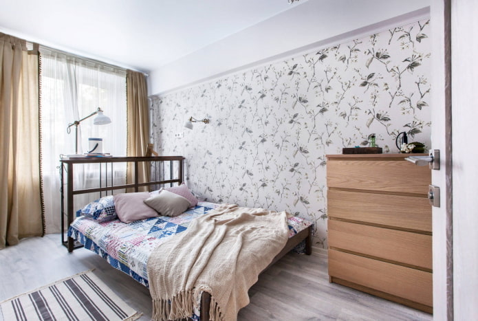 Cama con cabecero a la ventana