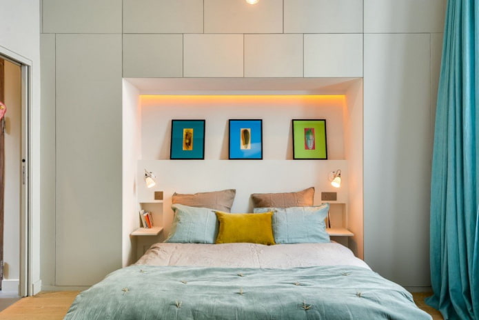 Armarios en un nicho con cama en el interior
