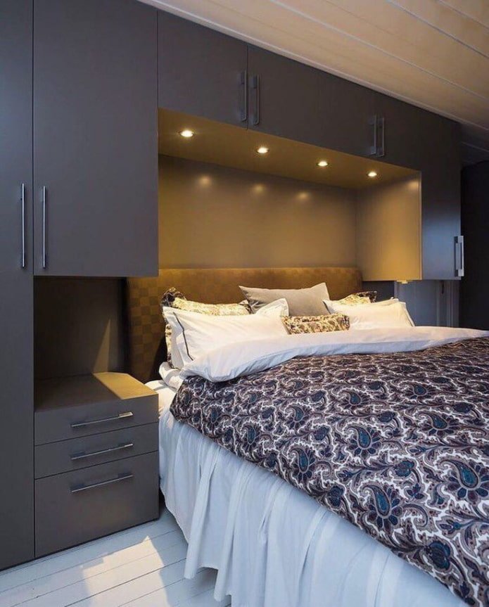Iluminación en un nicho con cama en el interior
