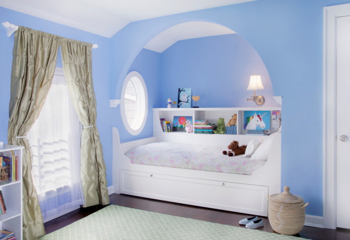 nicho con cama en el interior de la habitación infantil