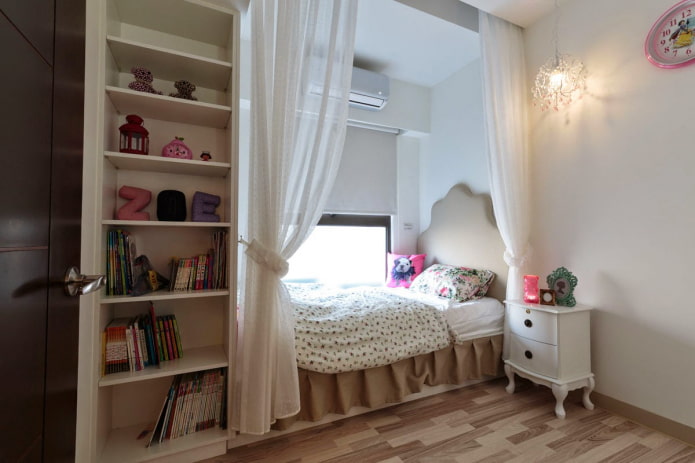 nicho con cama en el interior de la habitación infantil