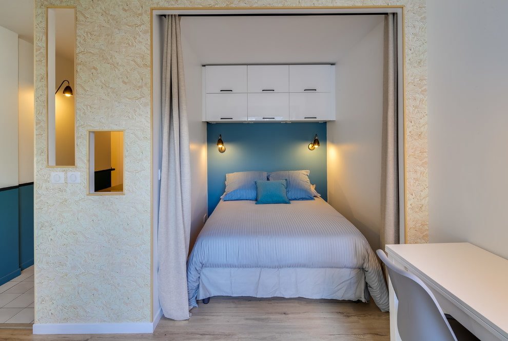 nicho con cama en el interior del apartamento