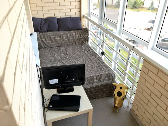 dormitorio con balcón