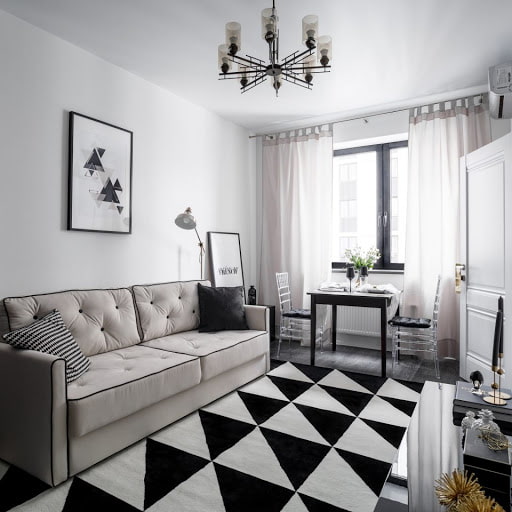 sofá en un apartamento de una habitación