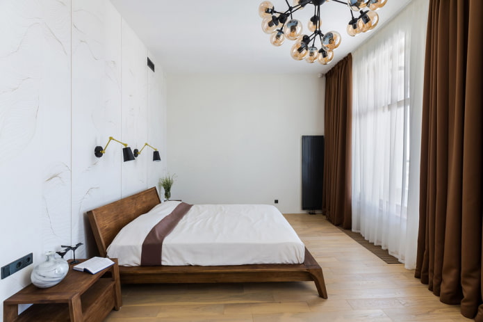 Cama marrón en el interior del dormitorio