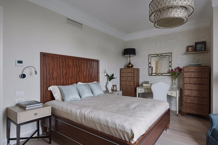 cama de madera en el interior del dormitorio