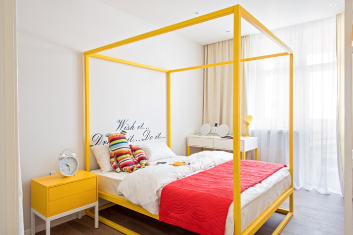 Cama amarilla en el interior del dormitorio
