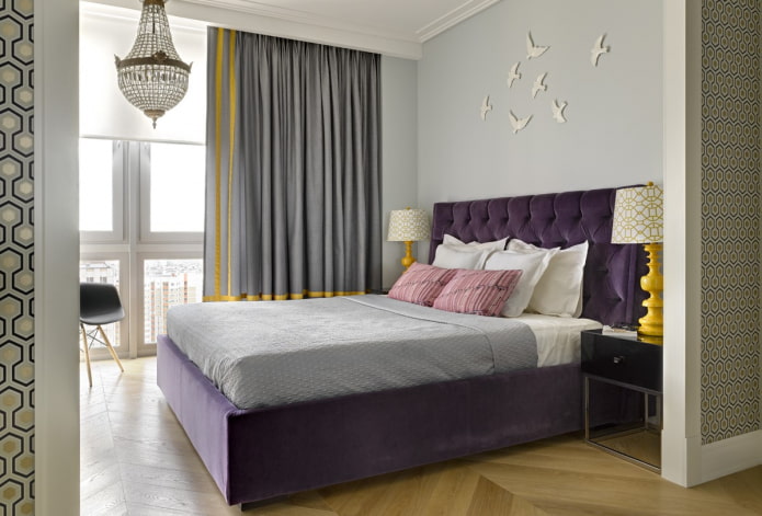 Cama morada en el interior del dormitorio
