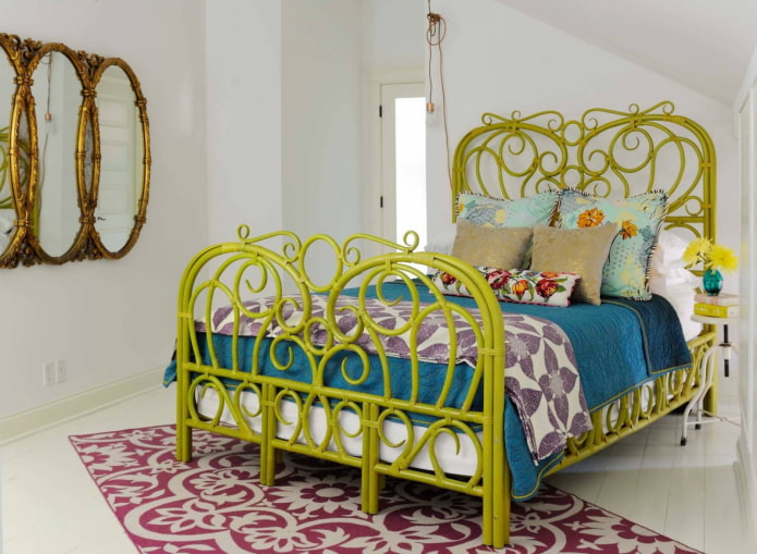 Cama verde en el interior del dormitorio
