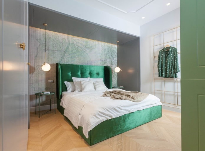 Cama verde en el interior del dormitorio