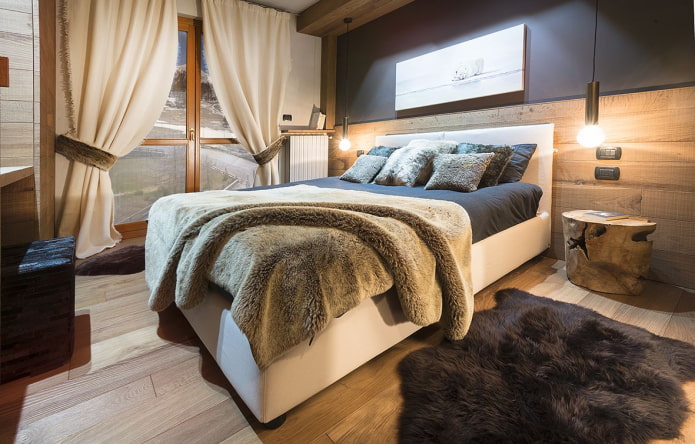 Cama blanca en el interior del dormitorio