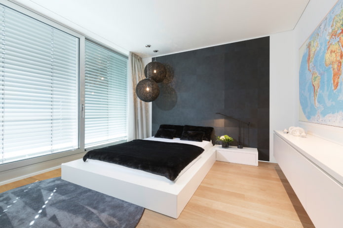 Cama blanca en el interior del dormitorio