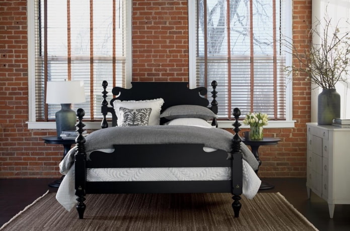Cama negra en el interior del dormitorio