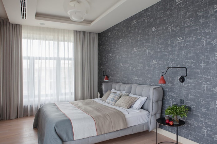 cama gris en el interior del dormitorio