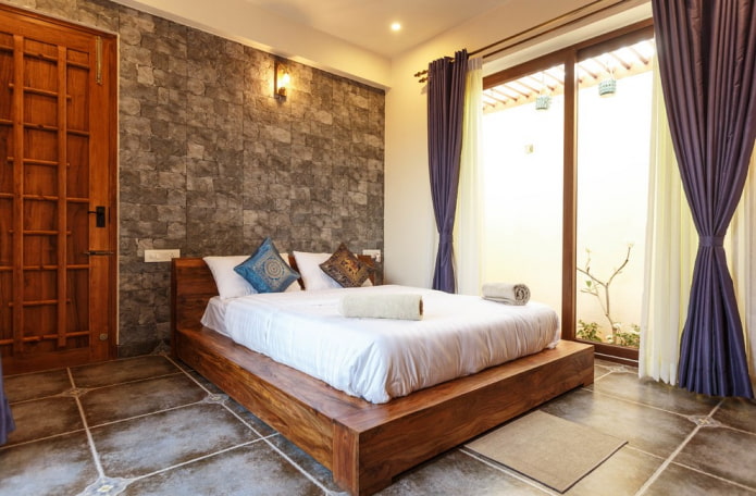 cama en un interior de estilo oriental