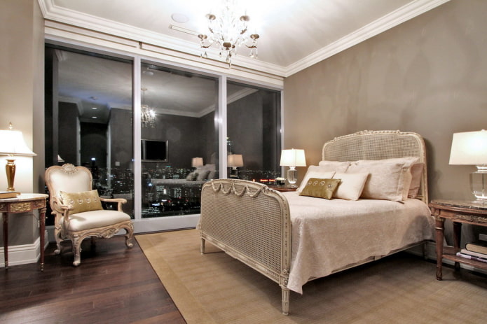 Cama beige en el interior del dormitorio