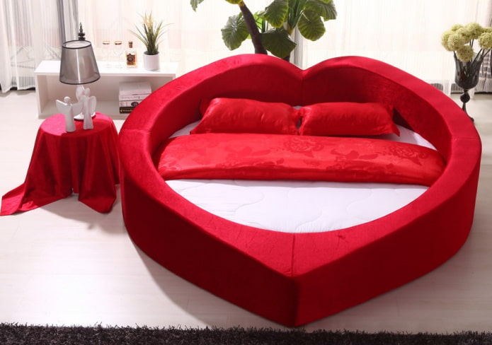 Cama rizada en el interior del dormitorio