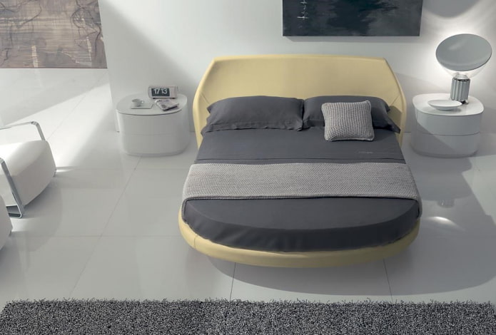 cama semicircular en el interior del dormitorio