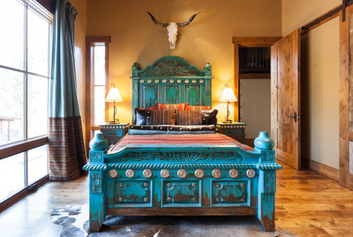 cama antigua en el interior del dormitorio