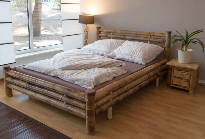 cama de bambú en el interior del dormitorio
