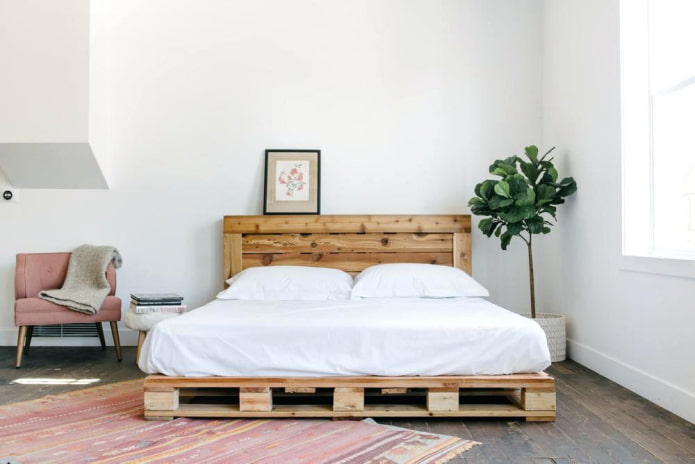 cama de palés en el interior del dormitorio