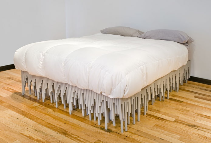 Cama de tubos de plástico en el interior del dormitorio