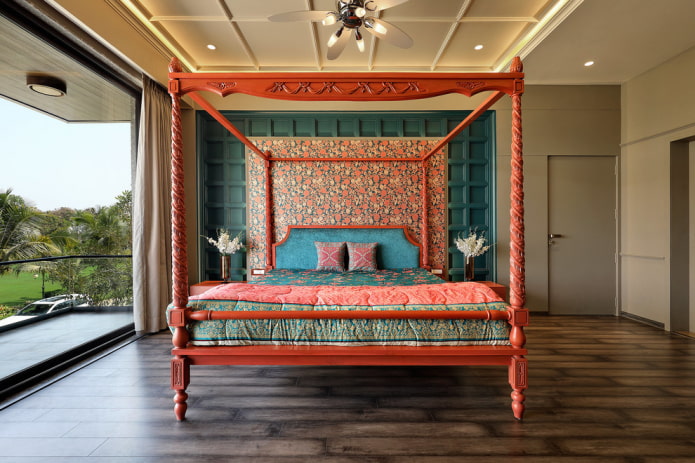 Cama roja en el interior del dormitorio