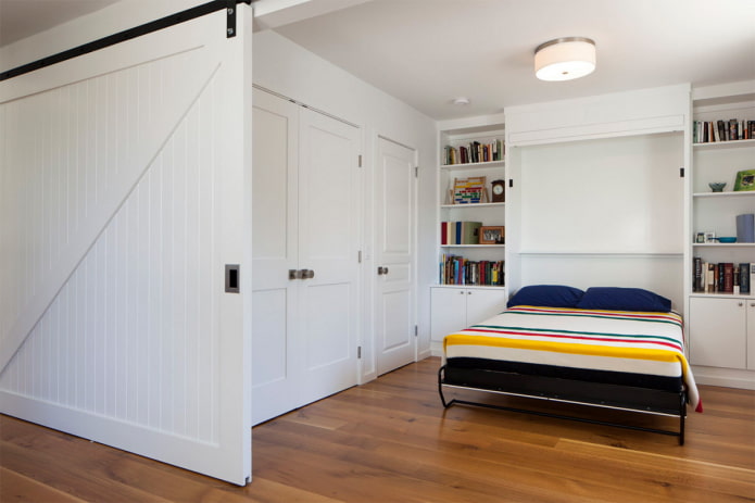 Cama empotrada en el interior del dormitorio
