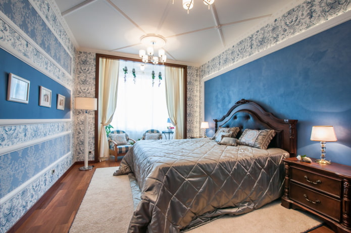 Cama de madera con cabecero mullido en el interior
