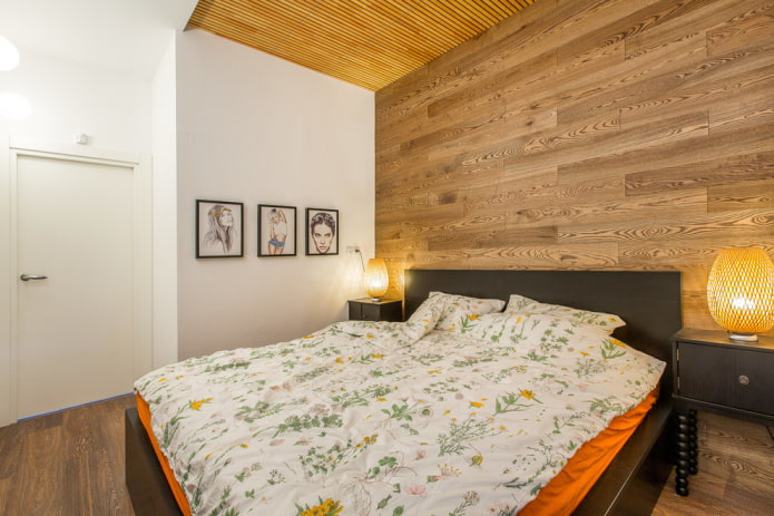 cama de madera negra en el interior