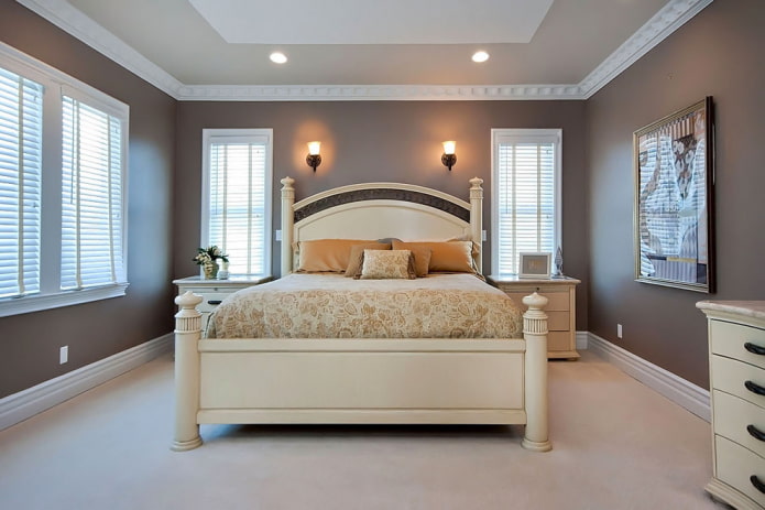 Cama de madera beige en el interior