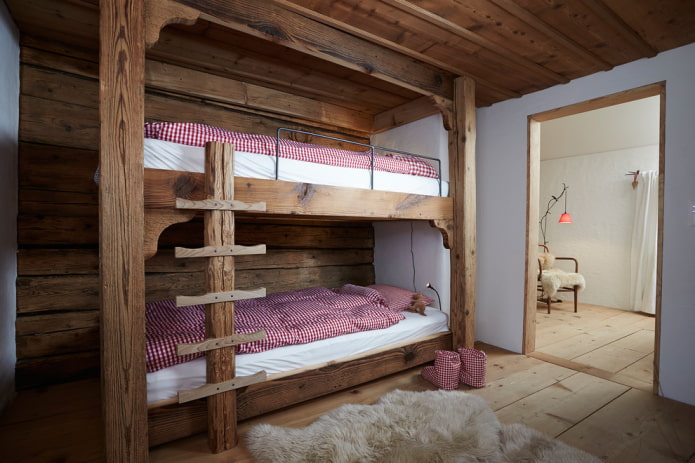 Cama de madera en bruto en el interior