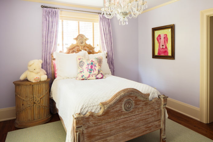 Cama de madera antigua en el interior