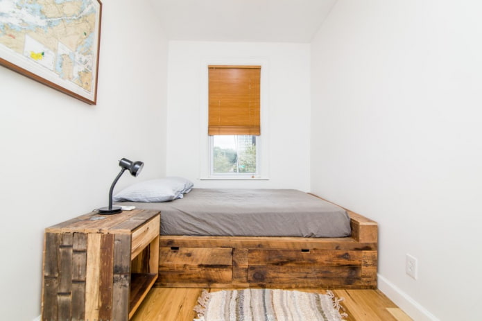Cama de madera cepillada en el interior