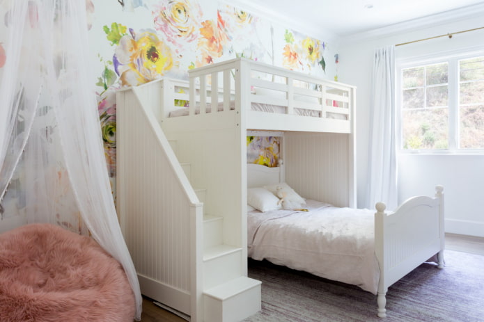 cama de madera en habitación de niña