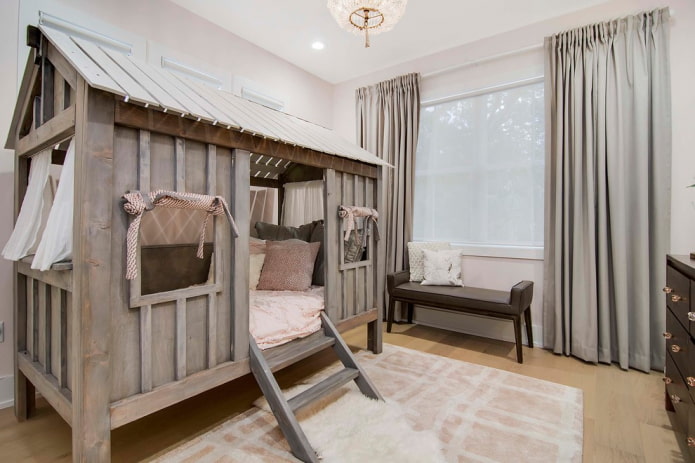 Cama de madera con forma de casa en el interior