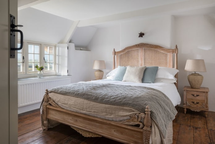 Cama de madera antigua en el interior