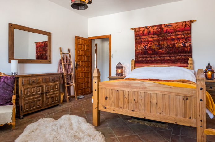 Cama de madera en el interior