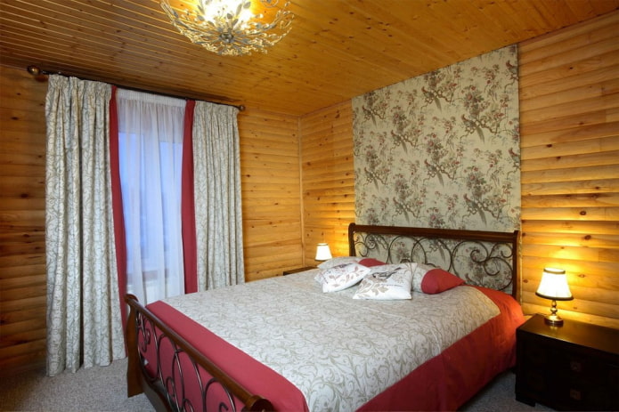 cama de madera con elementos forjados