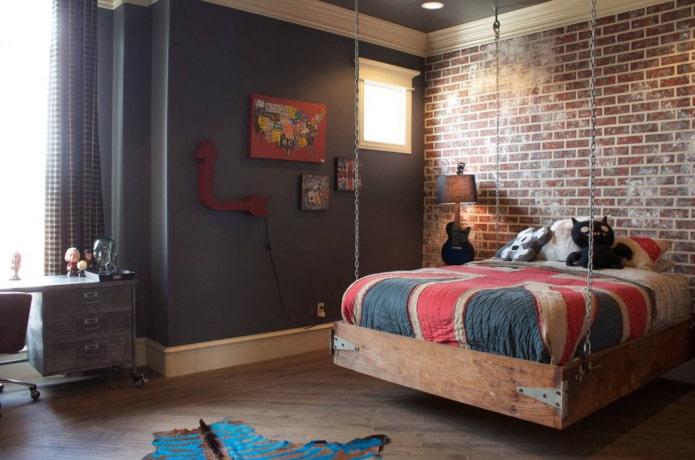 cama de madera en habitación de adolescente